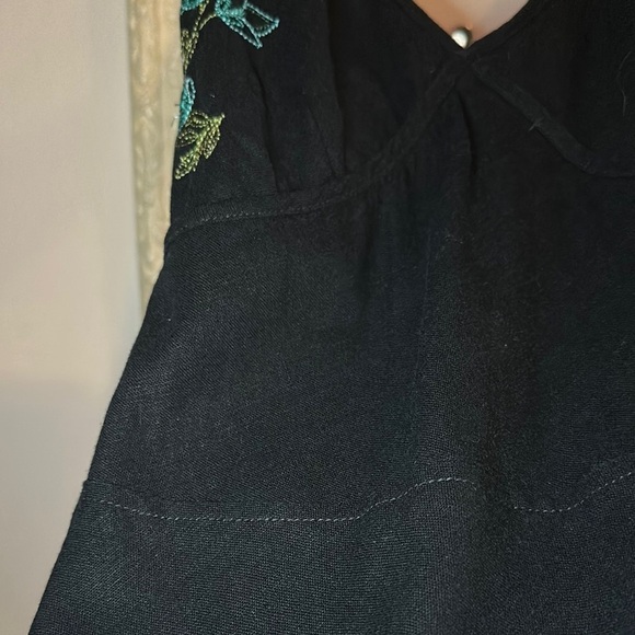 REITMANS | Linen Black Floral Embroidered Dress with Smocking - Picture 4 of 16